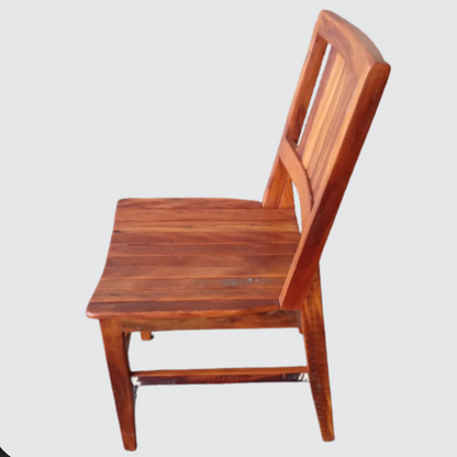 Cadeira  de madeira rústica demolição Ana Maria