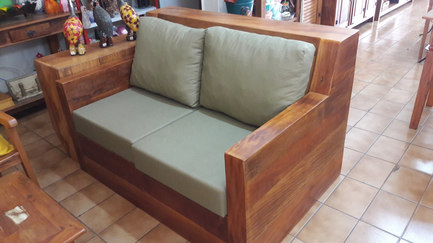 Sofá com nichos embutidos com almofadões super confortáveis-PEÇA ÚNICA
