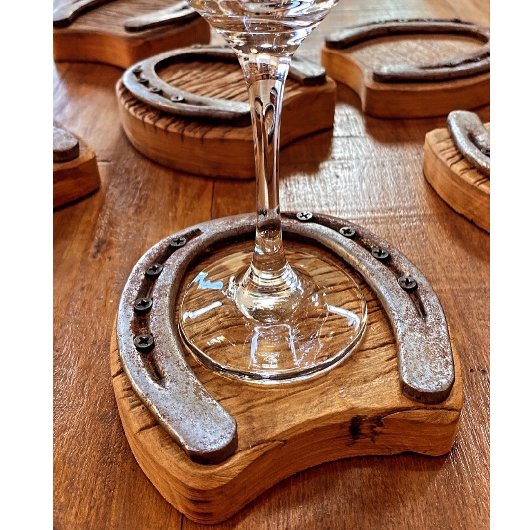 Porta copo de madeira rústica com detalhe em ferradura antiguidade-unidade