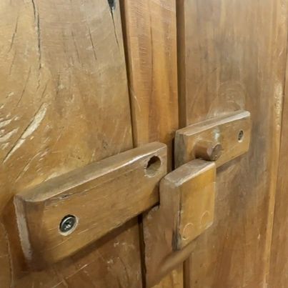 Armário Rústico 2 portas madeira maciça com prateleiras 1,20 cm