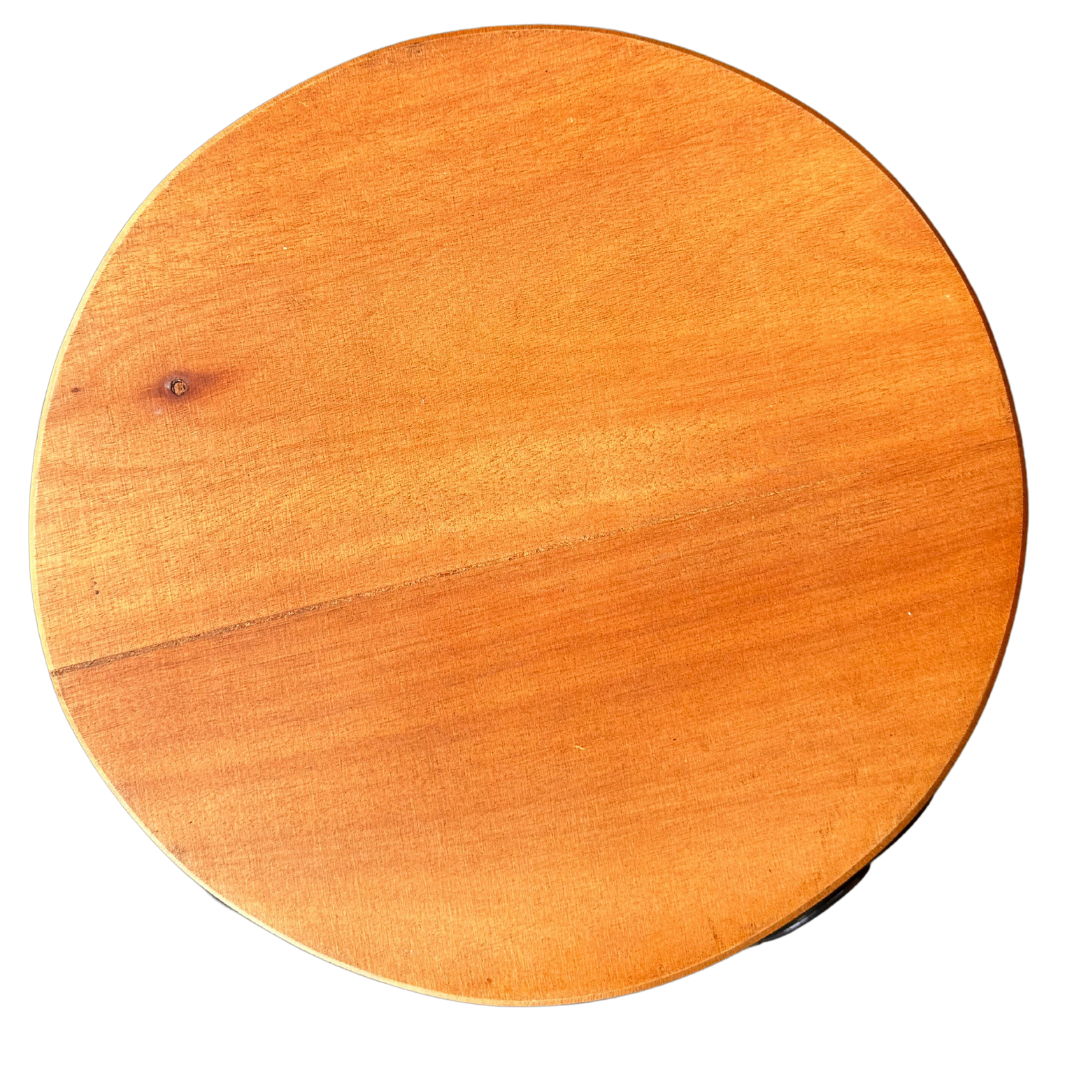 Banco de madeira pode ser usado como  mesa lateral